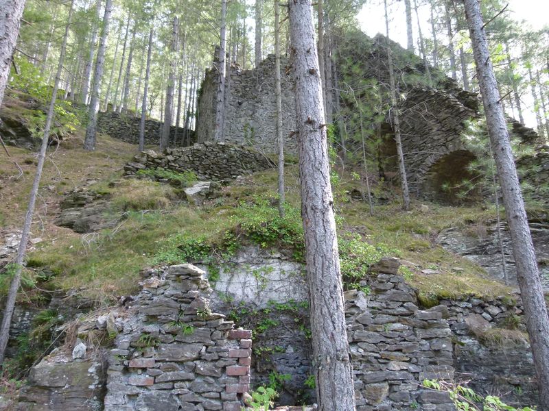 Ancienne mine argentifère. Cheminée de condensation.