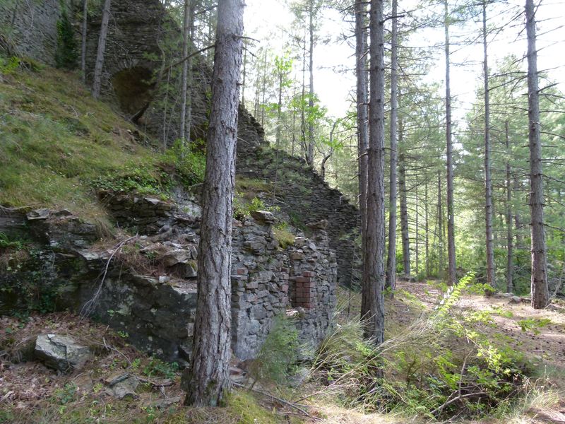 Ancienne mine argentifère. Cheminée de condensation.