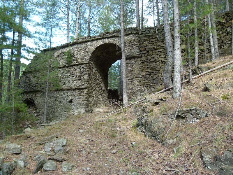 Ancienne mine argentifère. Cheminée de condensation.