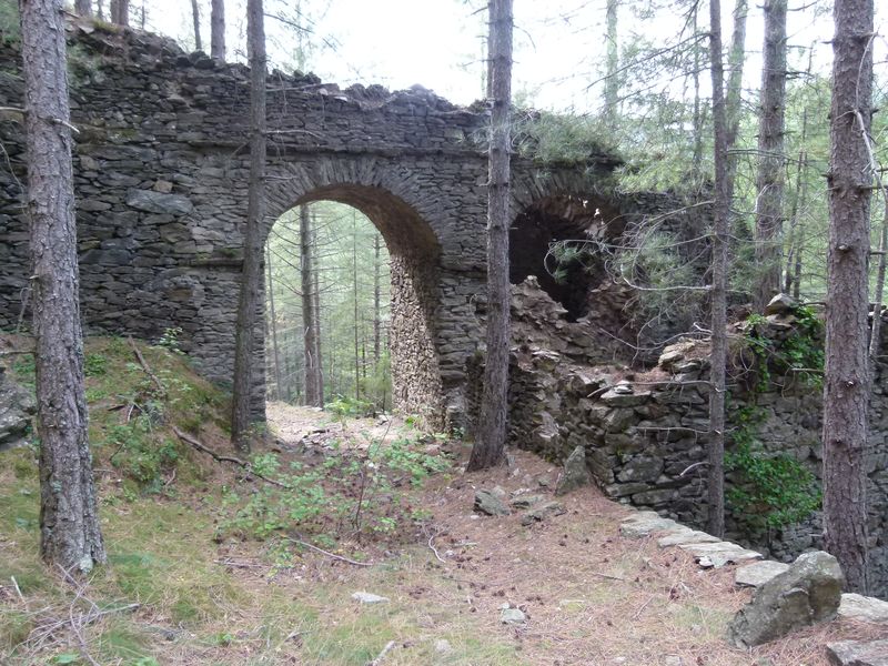 Ancienne mine argentifère. Cheminée de condensation.