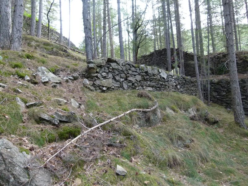 Ancienne mine argentifère. Cheminée de condensation.