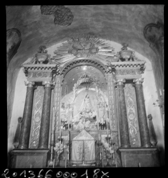 Vue intérieure ; détail du retable de la chapelle latérale.