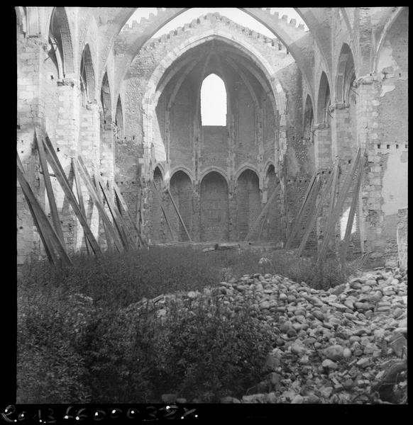 Vue des vestiges de la nef et du choeur.