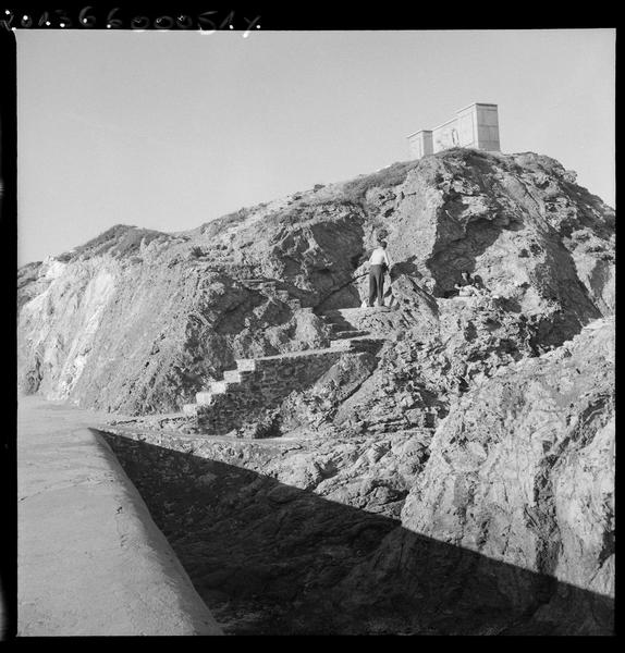 Le monument sur son emplacement d'origine : accès au monument.