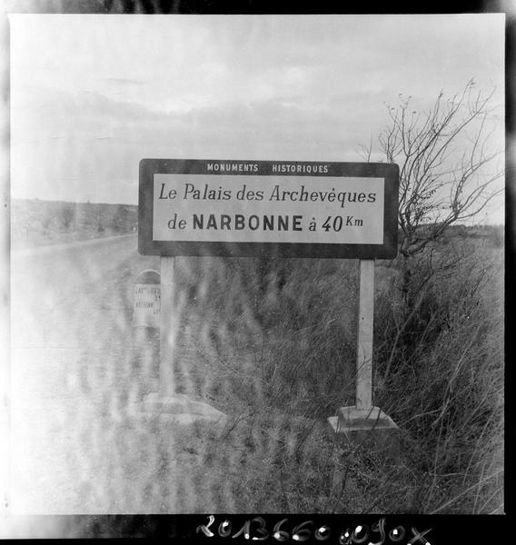 Panneau de signalisation routière Monuments Historiques, situé à Rivesaltes, indiquant le palais des archevêques de Narbonne.