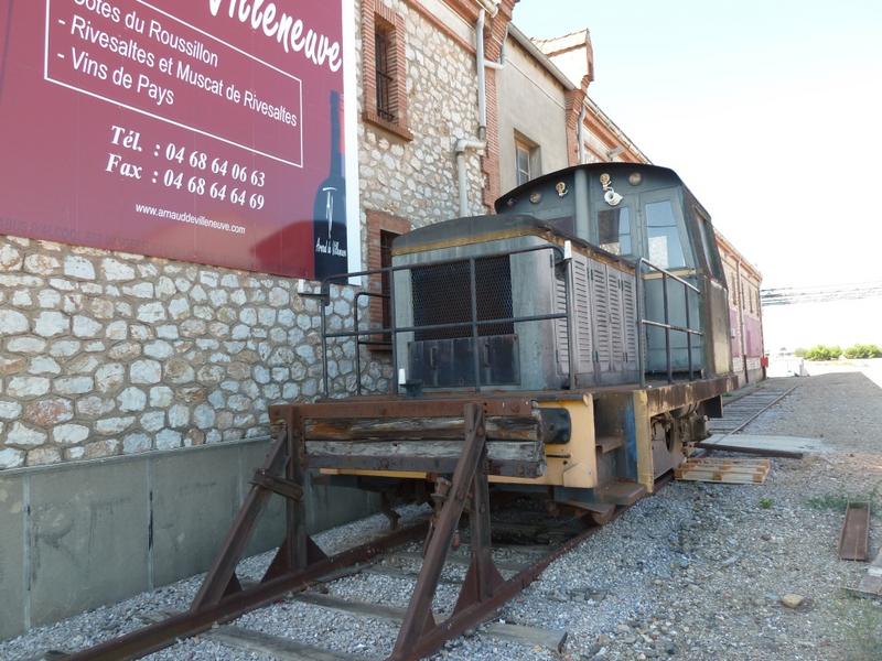 Ancienne cave des Corbières. Tractrice Diesel immobilisée au bout de la voie ferrée allant de la cave à la gare de Rivesaltes.