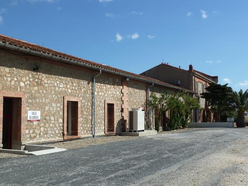 Ancienne cave des Corbières. Chais et locaux techniques prolongeant le bâtiment des bureaux, façade sud.