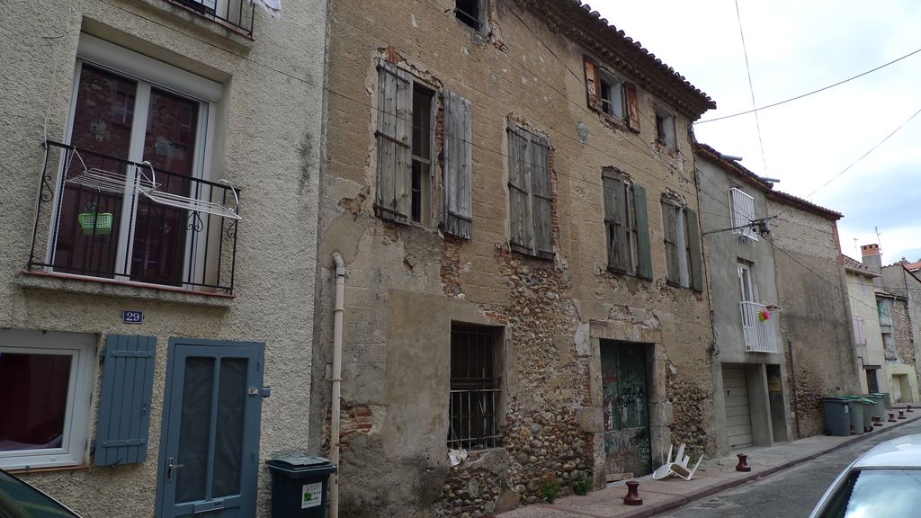 Façade sur la rue Rouget de l'Isle.