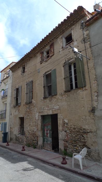 Façade sur la rue Rouget de l'Isle.