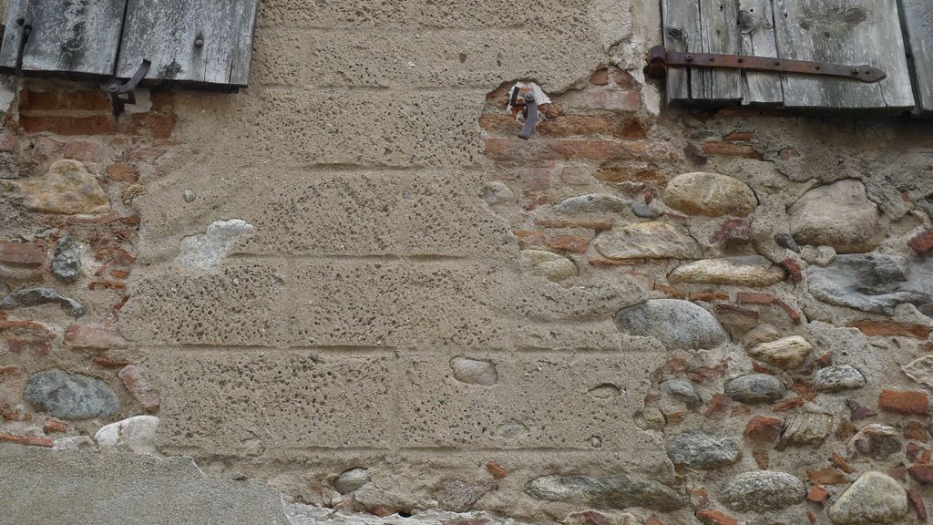 Façade sur la rue. Détail de l’enduit imitant la pierre de taille, caractéristique des 17e et 18e siècles.