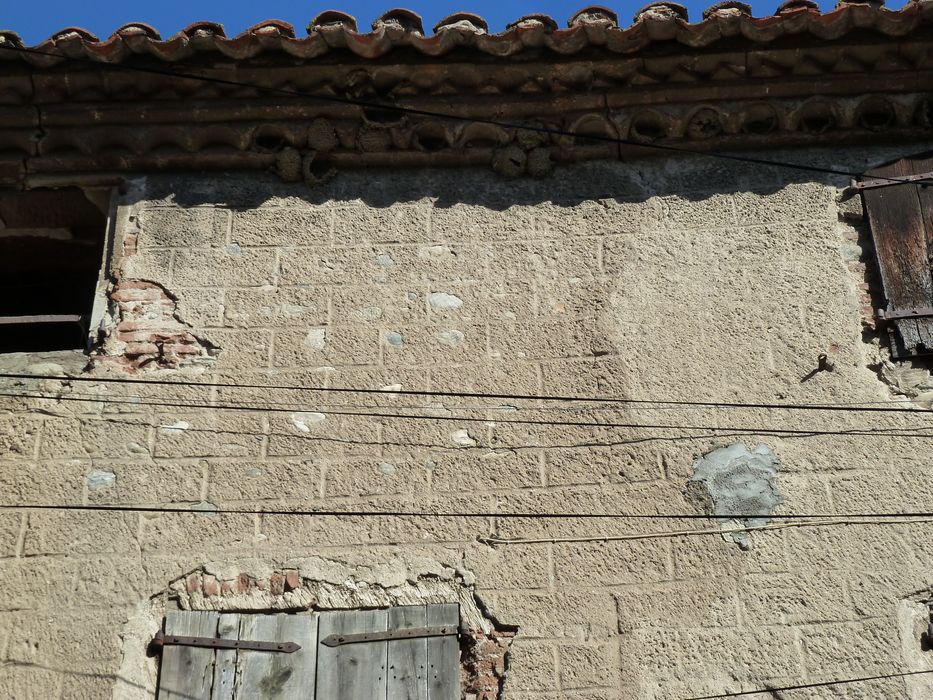 Façade sur la rue. Détail de l’enduit.