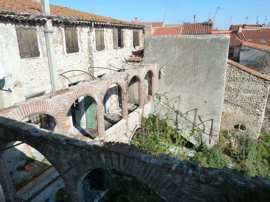 Cour intérieure. Façade sud. 