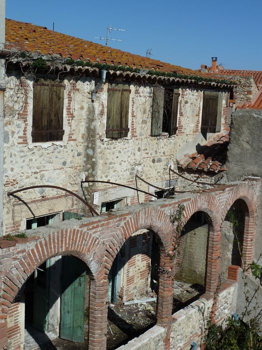 Cour intérieure. Façade sud. 