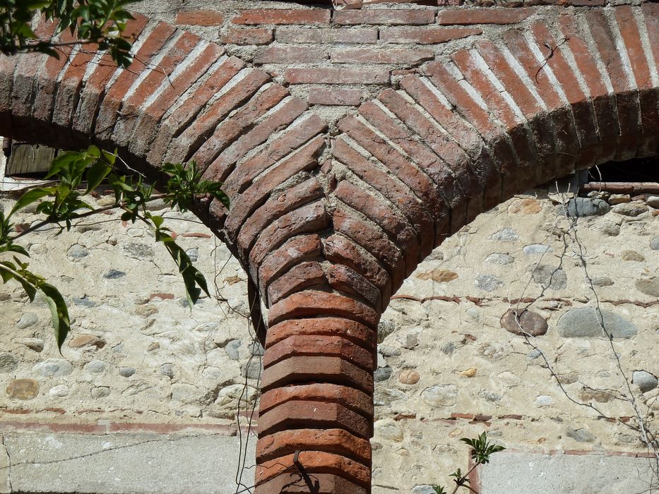 Cour intérieure. Façade sud. Galerie. Arcs en plein cintre chanfreinés, reposant sur des colonnes hexagonales.