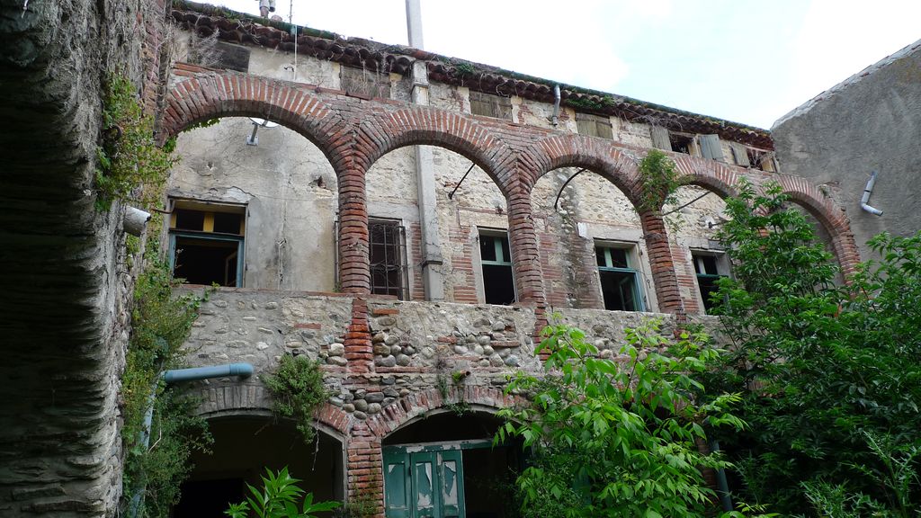 Cour intérieure. Façade sud. 2e étage.