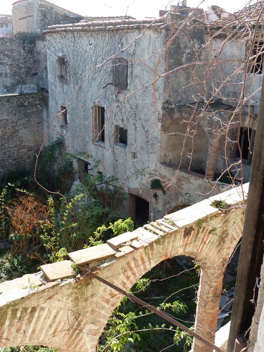 Cour intérieure. Façade est. Vue depuis le 2e étage de l'aide nord.