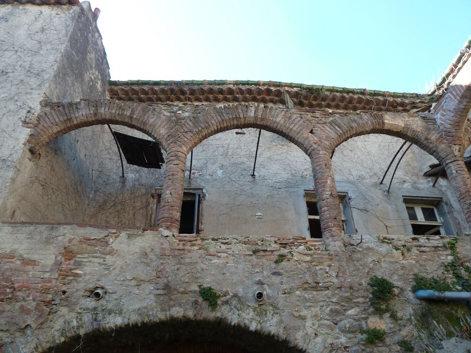 Cour intérieure. Façade est. Galerie. 1er étage.