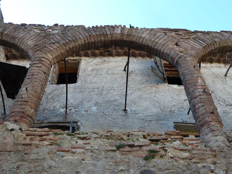 Cour intérieure. Façade est. Galerie. 1er étage. Détail des arcs en briques.