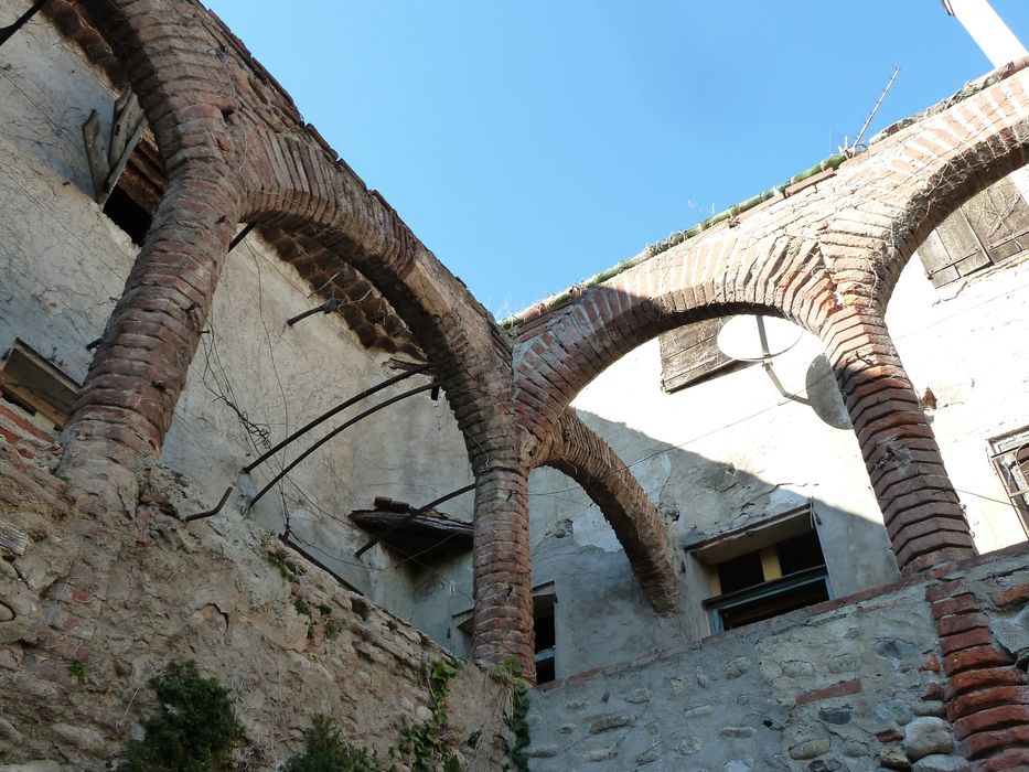 Cour intérieure. Façade est. Galerie. 1er étage. Détail des arcs en briques à la jonction des façades est et sud.