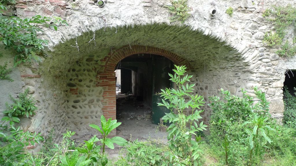 Cour intérieure. Accès depuis le couloir, par un grand arc surbaissé, sous l'aile sud.