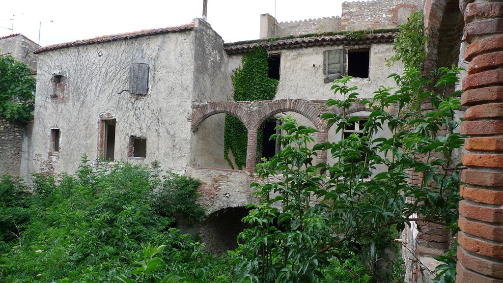 Cour intérieure. Façade est. Vue d'ensemble.