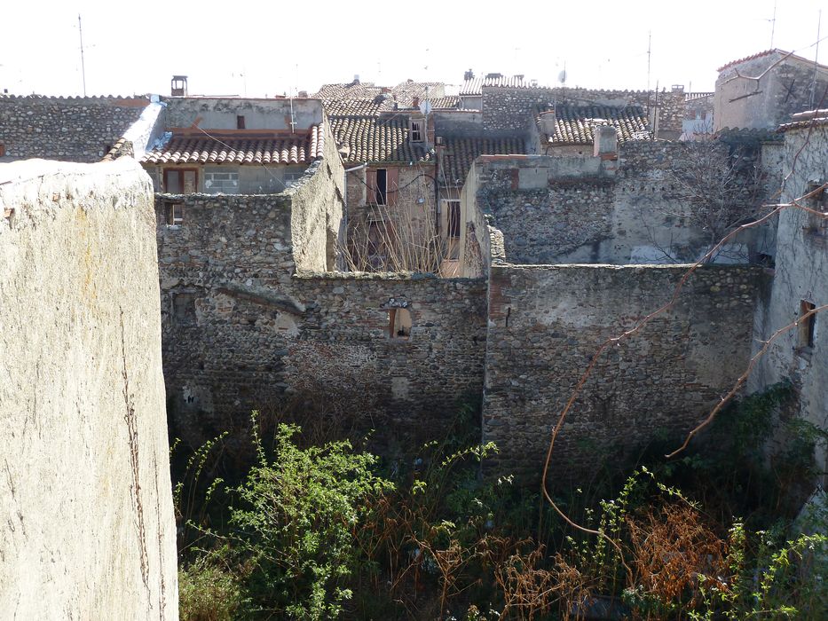 Cour intérieure. Vue des maisons voisines vers le sud.