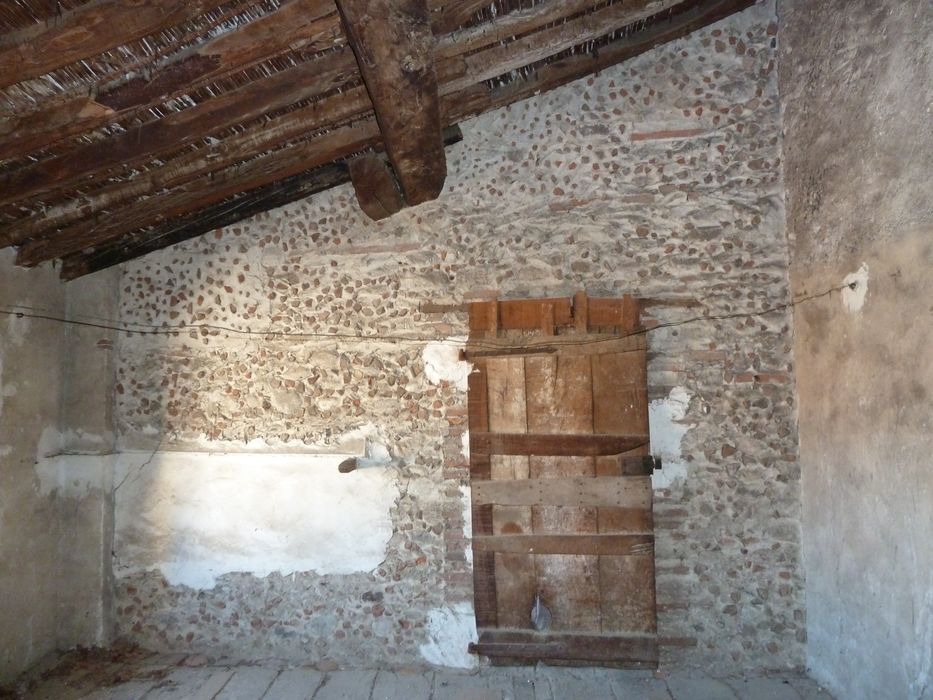  2e étage. Pièce de l'aile sur rue donnant vers l'aile nord, couverte en appentis avec une charpente en lattis de roseaux. Murs en petits morceaux de brique cassée incorporés à l'enduit.