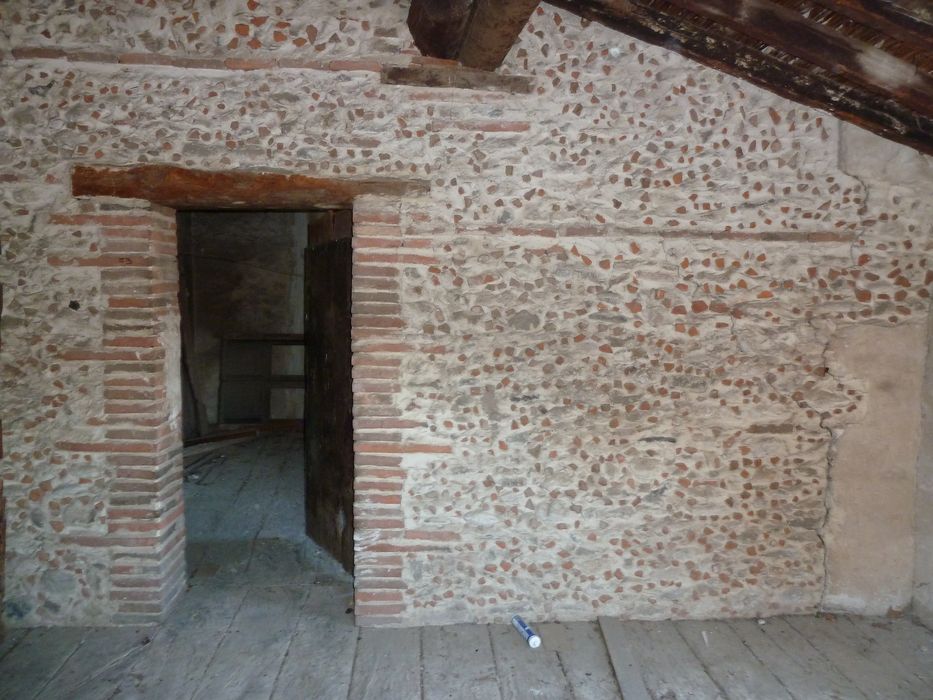  2e étage. Pièce de l'aile sur rue donnant vers l'aile nord, couverte en appentis. Murs en petits morceaux de brique cassée incorporés dans l'enduit.