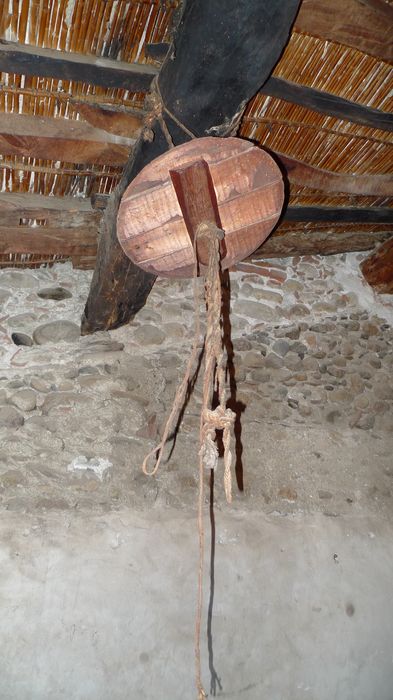  Aile nord. 2e étage. Charpente et lattis en roseaux.