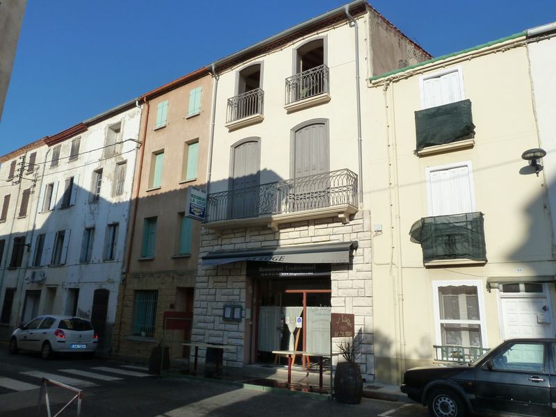 Façade sur la rue principale du village.