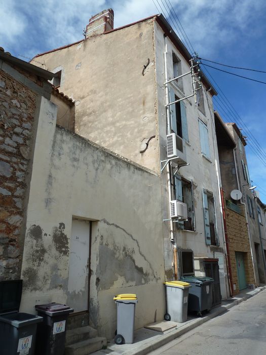 Façade arrière rue du Tapis vert. Vue vers le Nord.