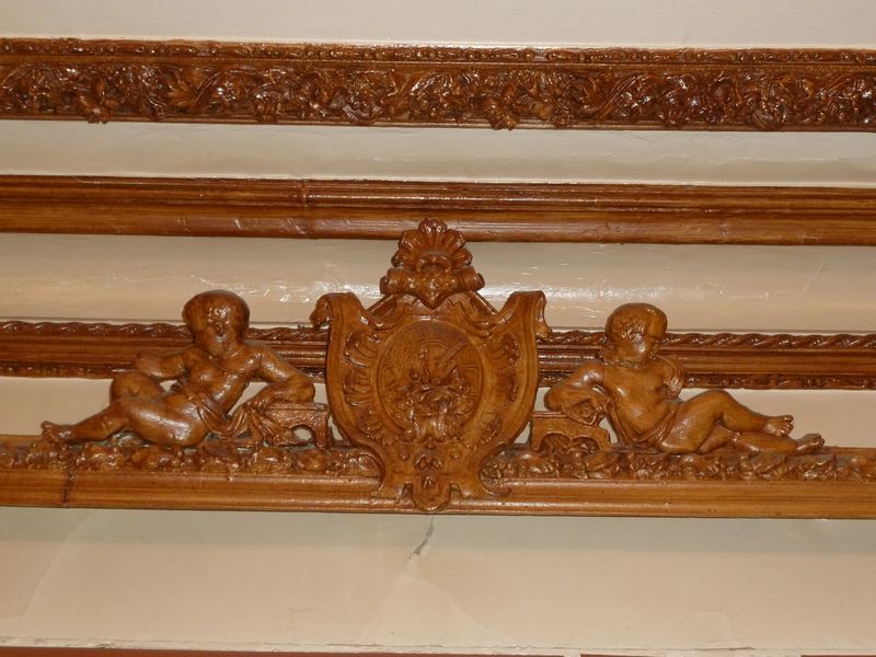 Décor du plafond. Moulures avec cartouche entouré de putti.