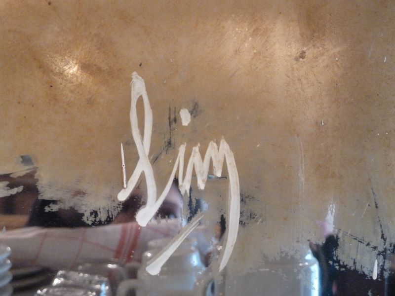 Mur sud. Peinture sur miroir. Signature : Sim.