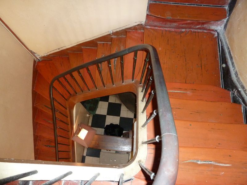 Escalier desservant les 2 étages, à l'origine occupés par les chambres d'hôtel.