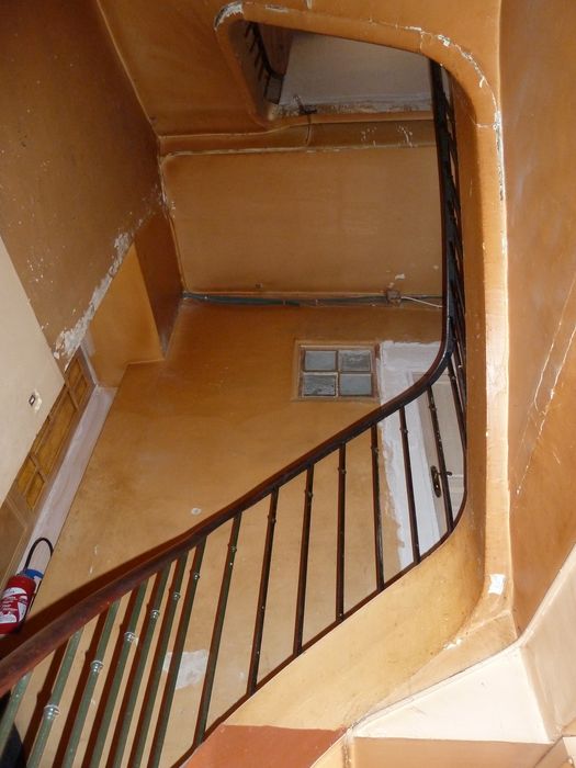 Escalier desservant les 2 étages, à l'origine occupés par les chambres d'hôtel.