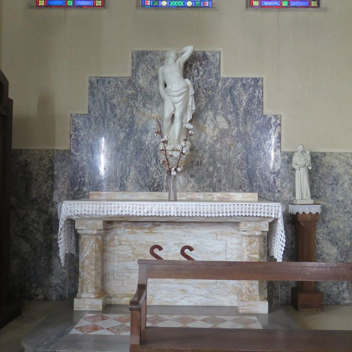 Chapelle nord : saint Sébastien, statue en marbre classée provenant de l’église détruite.