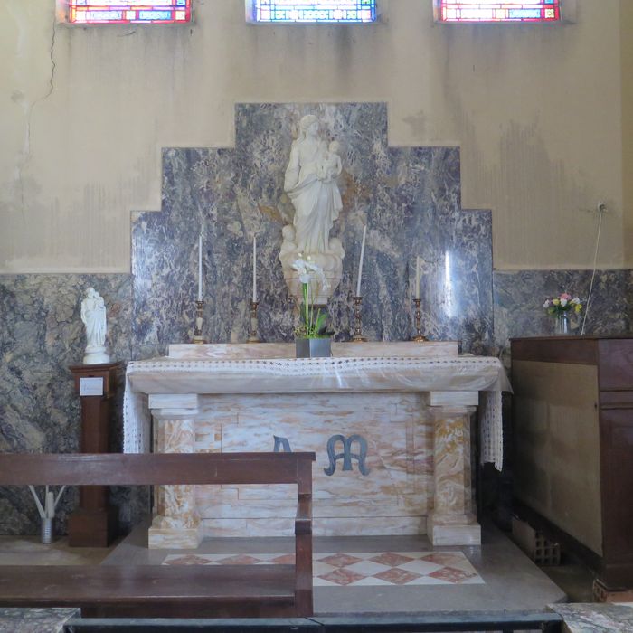 Chapelle sud : Vierge à l'Enfant en marbre classée, provenant de l’église détruite.