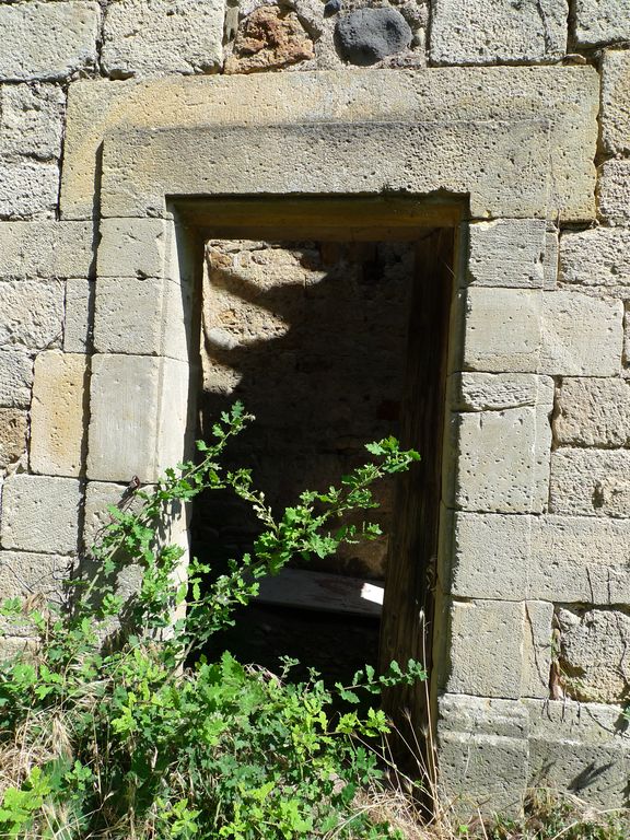 La cabane. Façade sud. Porte d'entrée.