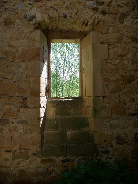 La cabane. Intérieur. Fenêtre.