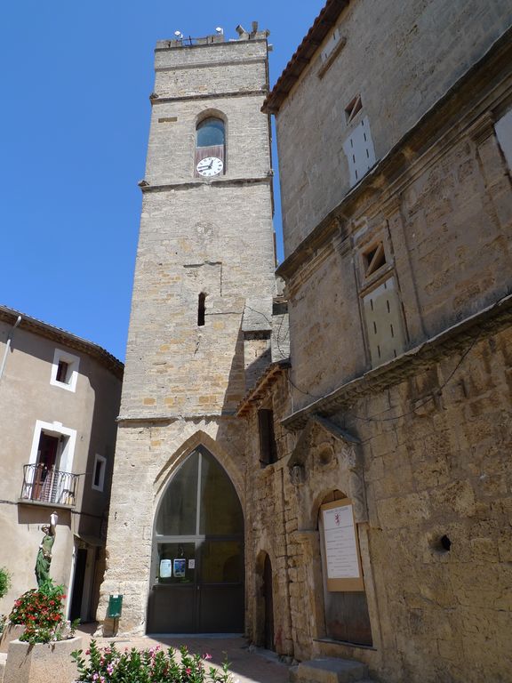 La maison dite abescat est accolée au clocher de l’ancienne église.