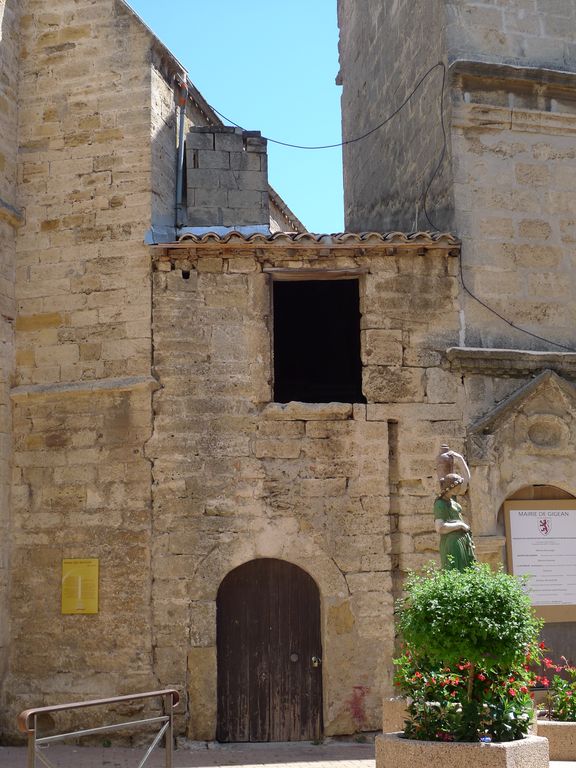 Passage entre l’église et la maison.