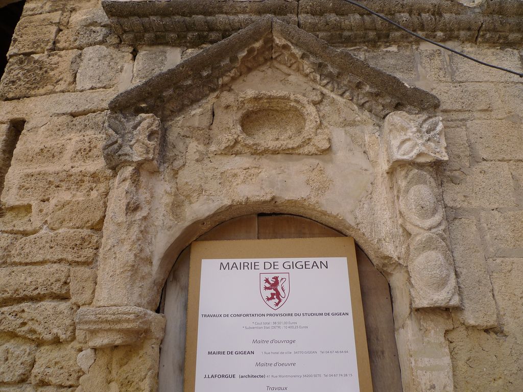 Porte d’entrée sommée d’un fronton triangulaire.