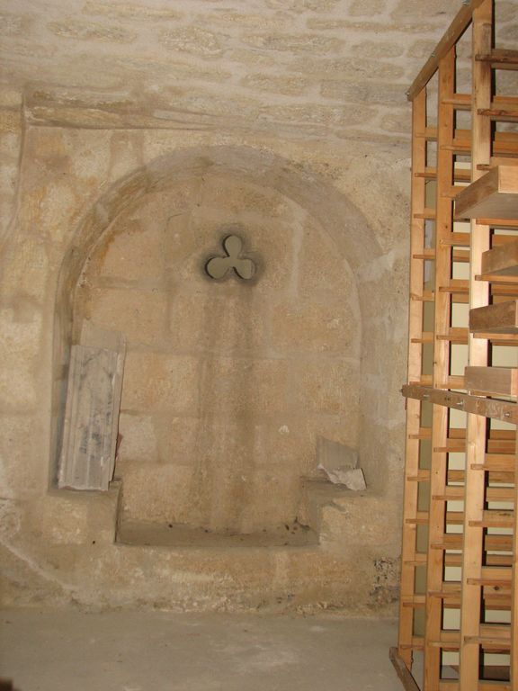 Intérieur. Salle du rez-de-chaussée nord. Lavabo au fenestron trilobé.