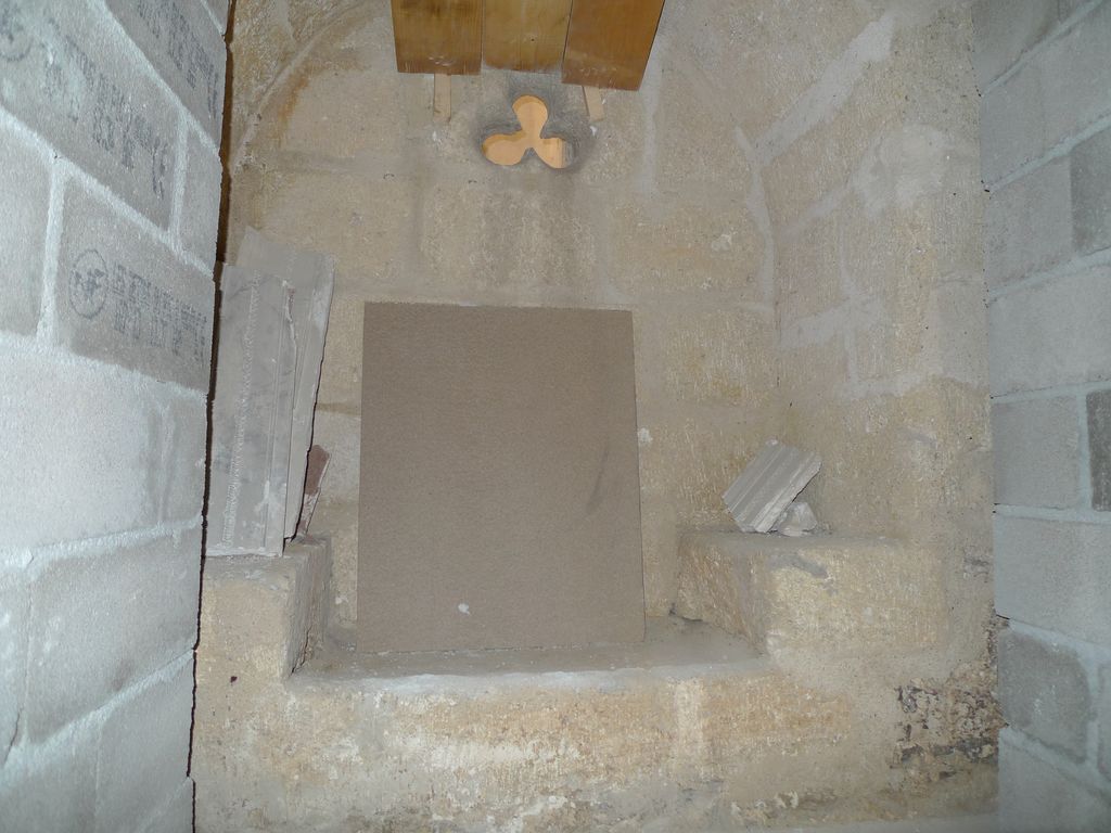 Intérieur. Salle du rez-de-chaussée nord. Lavabo au fenestron trilobé.