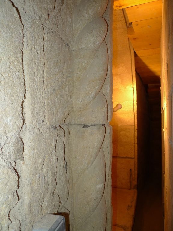 Intérieur. Salle du rez-de-chaussée nord. Niche en plein cintre ornée d’un motif cordé.