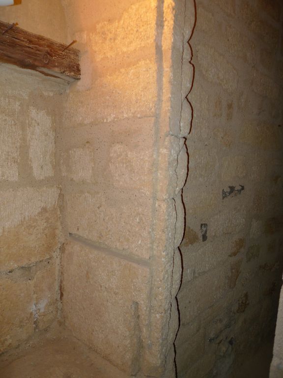 Intérieur. Salle du rez-de-chaussée nord. Niche en plein cintre ornée d’un motif cordé.