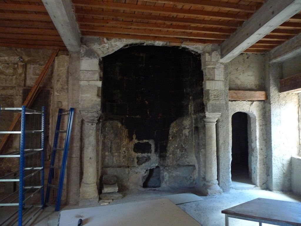 Intérieur. 1er étage. Salle. Cheminée.