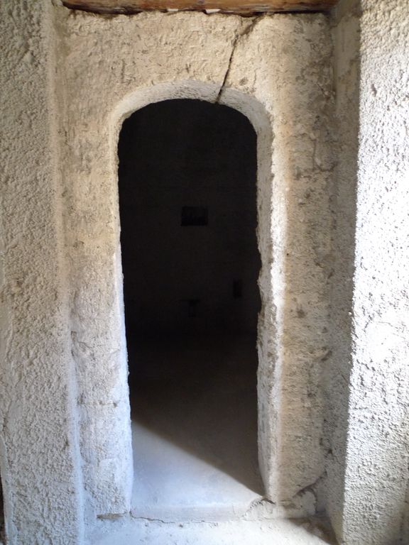 Intérieur. 1er étage. Salle. Porte à droite de la cheminée.