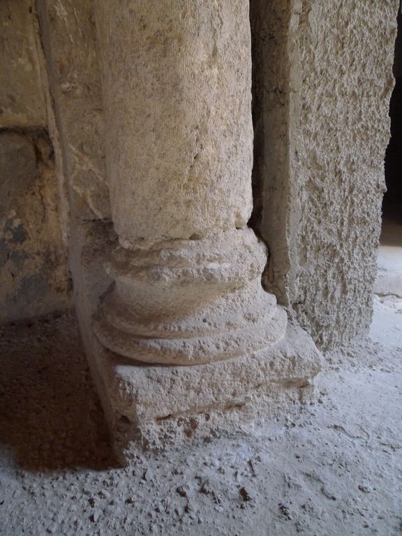 Intérieur. 1er étage. Salle. Cheminée. Colonnes.