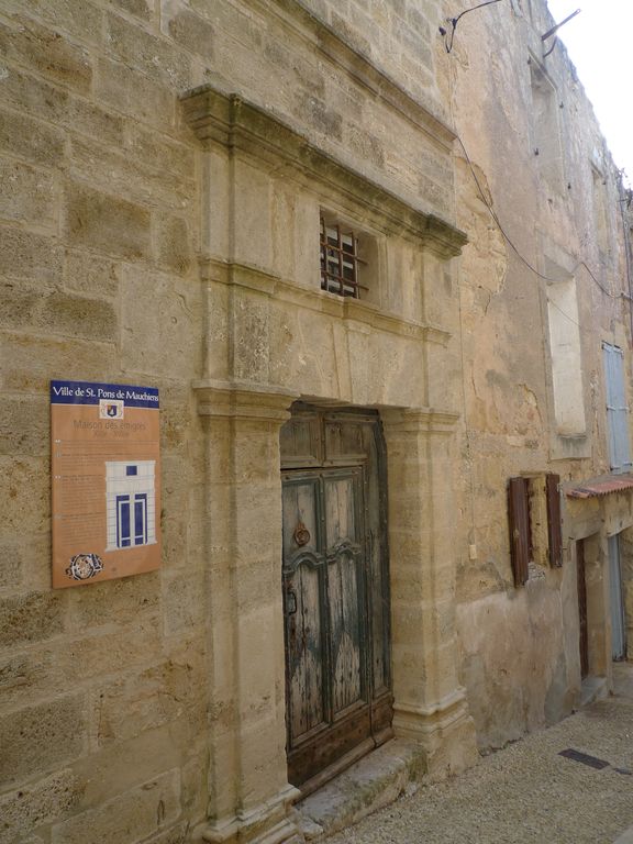 Façade sud sur rue. Porte d’entrée.
